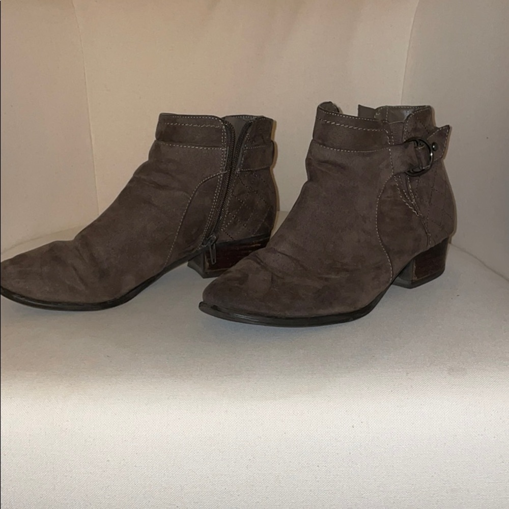 Chocolate grown ankle booties